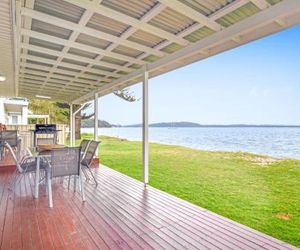 Beached Inn 93 Foreshore Drive - Spacious beach front house Salamander Bay Australia