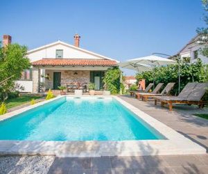 Comfortable Villa Marinela with Pool and Garden Tar Croatia