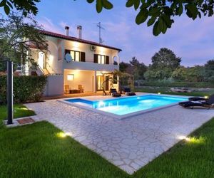 Apartment Doris with Private Pool and large Garden Cosinosi Croatia