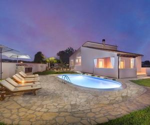 Villa Agri with large Garden and Pool near Pula Lavarigo Croatia