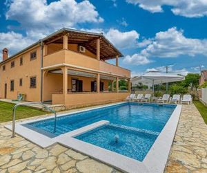 Apartment Emanuela with Private Pool near Pula Lavarigo Croatia