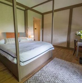 NearBy Hotel