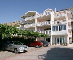 Apartments with a parking space Duce (Omis) - 4650 Duce Croatia