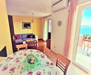 Holiday apartment with a balcony and sea view, just 300 metres from the beach Bol Croatia