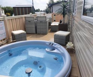 Brand New Luxury 3 Bedroom 8 Berth With Hot Tub, Relaxing Breaks at Tattershal lakes Tattershall United Kingdom