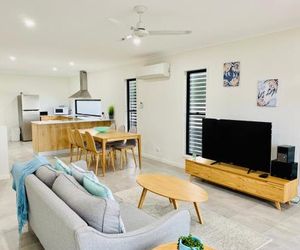 DAYDREAMING Airlie Beach, Water views & only 200m to boardwalk. Airlie Beach Australia