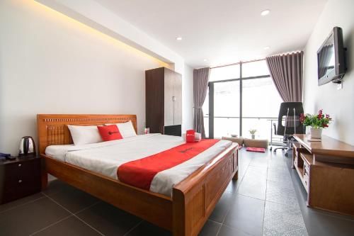 RedDoorz Plus near Hoang Van Thu Park 2