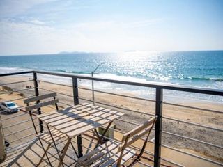 Фото отеля Beachfront, sun, sand & fun - Cozy 1 Bdr Apt