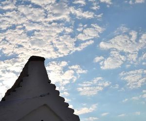 Converse fra i trulli Alberobello Italy