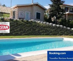 Cottage with pool,views Citta SantAngelo Italy