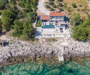 Three-Bedroom Holiday Home in Karbuni Prizba Croatia