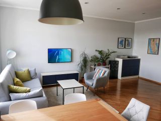 Bright spacious apartment. Perfect location!