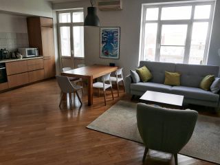 Bright spacious apartment. Perfect location!