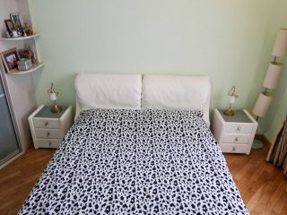 Bright spacious apartment. Perfect location!