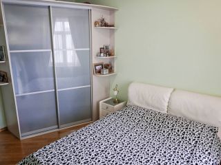 Bright spacious apartment. Perfect location!