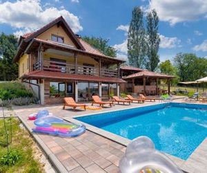 Three-Bedroom Holiday Home in Zelezna Gora Strido Croatia