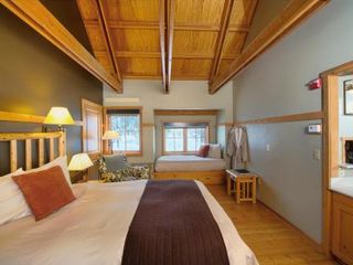Фото отеля Sleeping Lady Mountain Resort