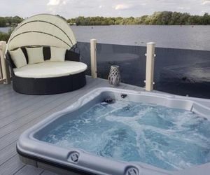 Dees hot tub breaks at Tattershall Lakes Jet Ski 4 Tattershall United Kingdom