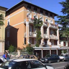 NearBy Hotel