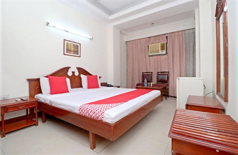 OYO 24483 Hotel Plaza