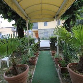 NearBy Hotel