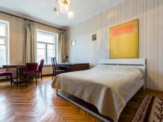 Authentic Saint-Petersburg apartment at Manezhnaya square