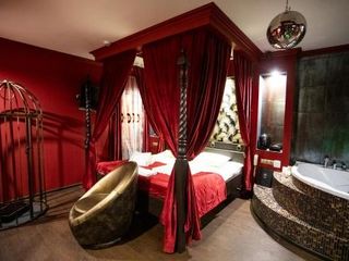 Red Room Hotel