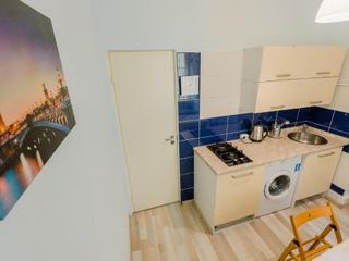 ул-Mалая-Kонюшенная-12, самый центр СПб, метро "Невский проспект", 100 метров до Казанского собора, выход на пешеходную улицу