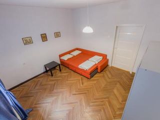 наб-реки-Мойки-32, самый центр СПб, метро "Невский проспект" или "Адмиралтейская", 200 метров до Казанского собора и Дворцовой площади, напротив "ДЛТ"
