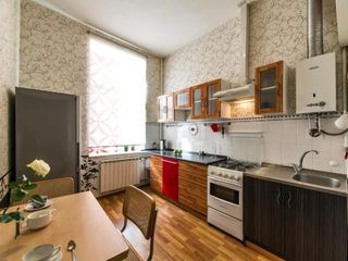 ул-Большая-Kонюшенная-10, самый центр СПб, метро "Невский проспект", 200 метров до Казанского собора, напротив "ДЛТ"