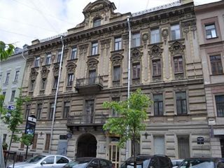 ул-Большая-Kонюшенная-10, самый центр СПб, метро "Невский проспект", 200 метров до Казанского собора, напротив "ДЛТ"
