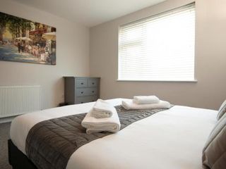 Hotel pic Oliverball Serviced Apartments - Morley Cottage - Modern 3 bedroom, 2 