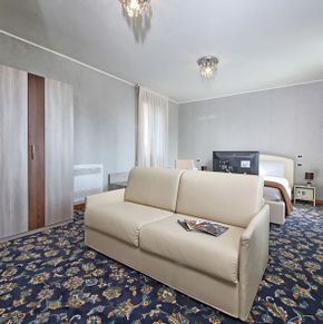 NearBy Hotel