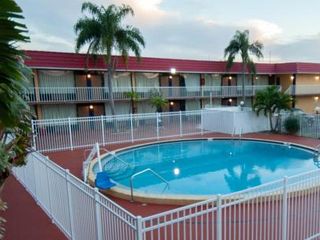 Hotel pic Express Inn & Suites - 5 Miles from St Petersburg Clearwater Airport