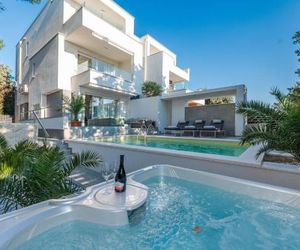 Luxury apartment SUNSET with pool and jacuzzi Novaglia Croatia