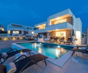 Adris 2 luxury modern apartment with a pool Novaglia Croatia