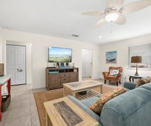 Sun Kissed Cottage, 3 bedrooms, Sleeps 7, Walk to Ocean Crescent Beach United States