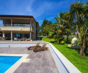 Luxurious Holiday Home with Swimming Pool at Sanxeno Galicia Adina Spain