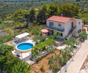 Holiday house with a swimming pool Rogac (Solta) - 16444 Grhhote Croatia