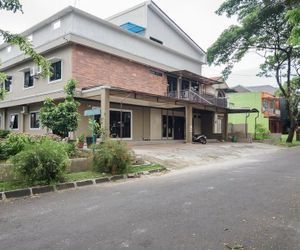 RedDoorz Plus near Lippo Cikarang Mall 2 Bekasi Indonesia