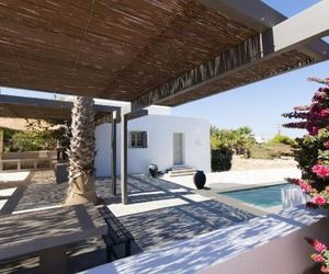 Villa Aphrodite · Elegant villa, sea views, designer renovation Naoussa Greece