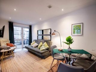 Hotel pic Air Host and Stay - Apartment 5 Broadhurst Court sleeps 6 minutes from