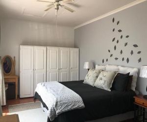 Contemporary Stay at Giraffe Cottage Benoni South Africa