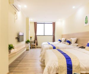 Deluxe three-bed room-24H Free shuttle & breakfast Huadong China