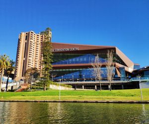 Deluxe Oaks Horizons-North terrace view+Car park Adelaide Australia