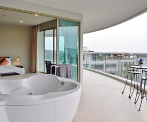 2 Beds Seaview with Jacuzzi on Balcony Karon Thailand