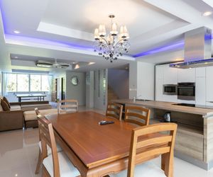 5 bed/bath villa, 14 people,  7 kms Patong beach Kathu Thailand