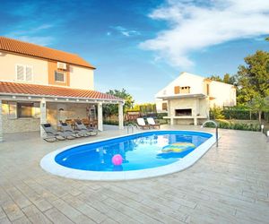 Villa Maxima - A Quiet paradise with private pool! Gornji Zemunik Croatia
