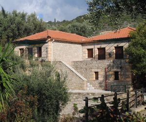 Armonia 2, spacious stone villa in quiet spot Levktron Greece