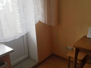 На аллее у метро